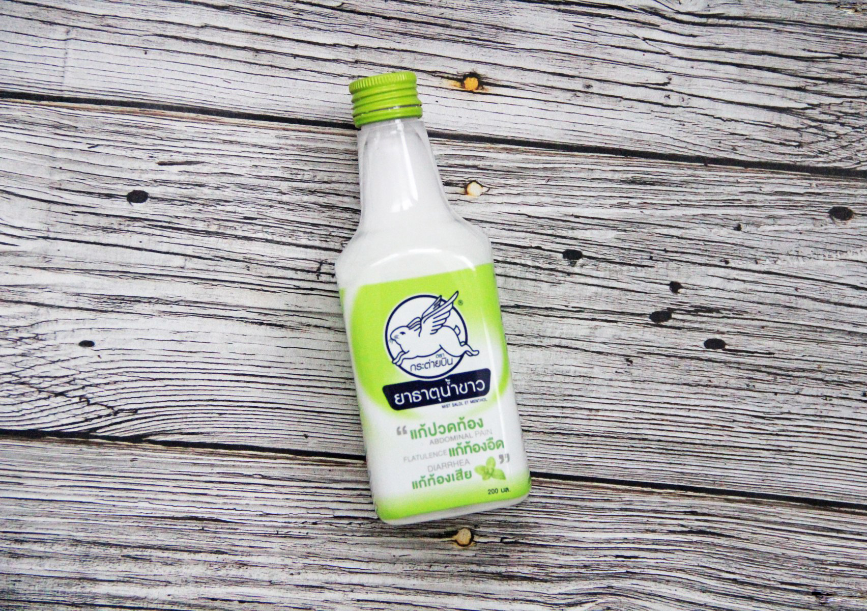 Тайская эмульсия при отравлениях Летающий белый кролик Flying Rabbit Mist Salol Et Menthol 200 мл