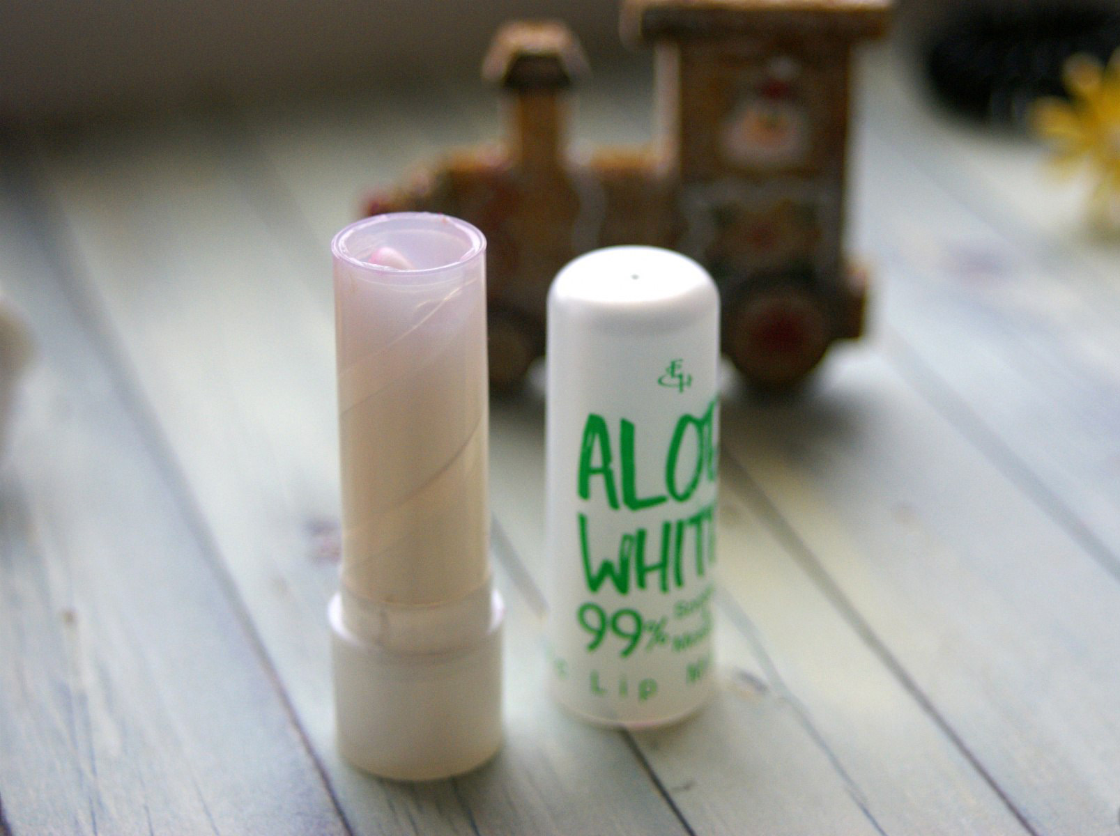 Тайская гигиеническая помада Алоэ вера с проявляющимся оттенком розового Aloe vera 99% White 3,5 гр. помада из Тайланда