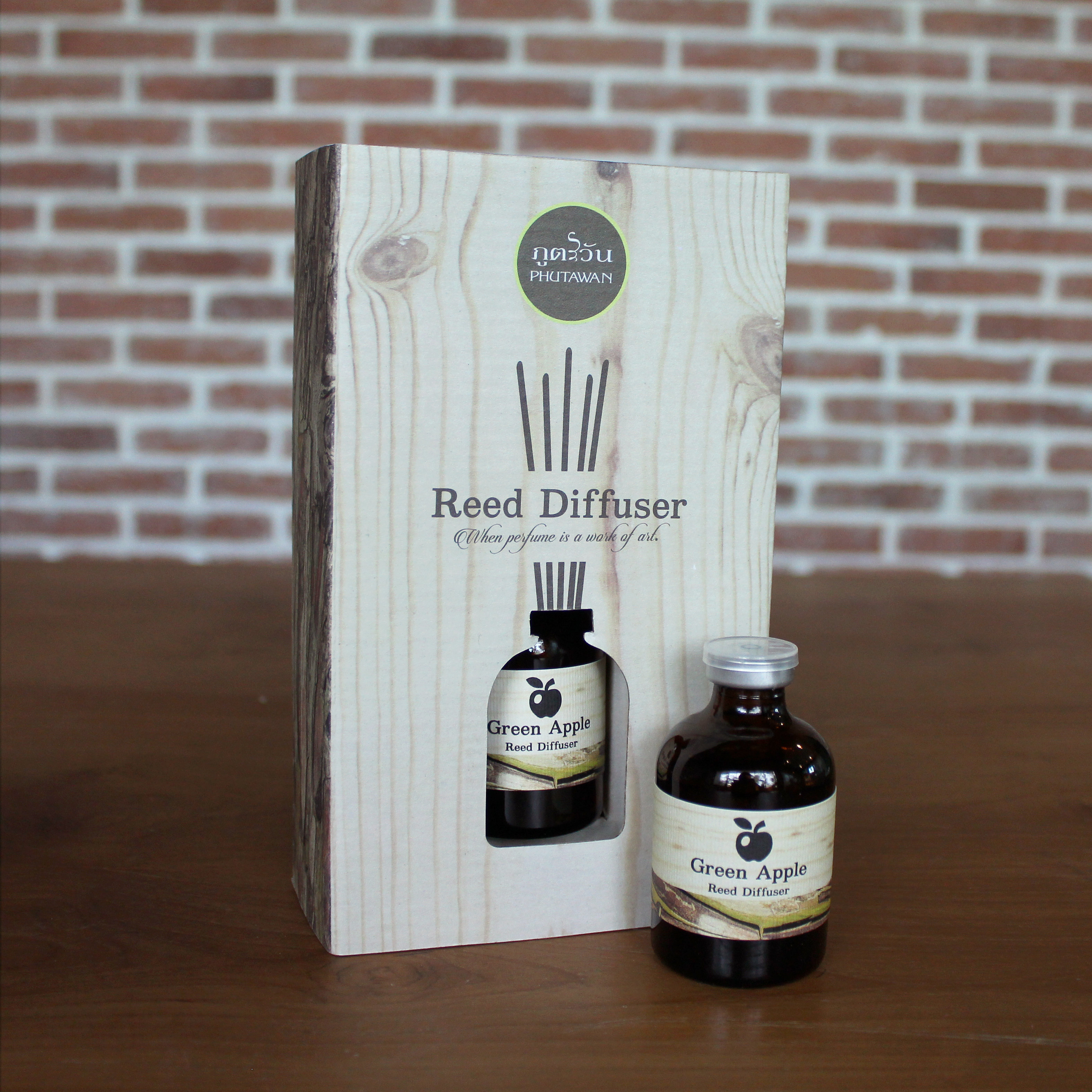 Тайский ароматический натуральный диффузор с палочками Зеленое яблоко PHUTAWAN Reed Diffuser Green Apple купить в Москве и Московской области.