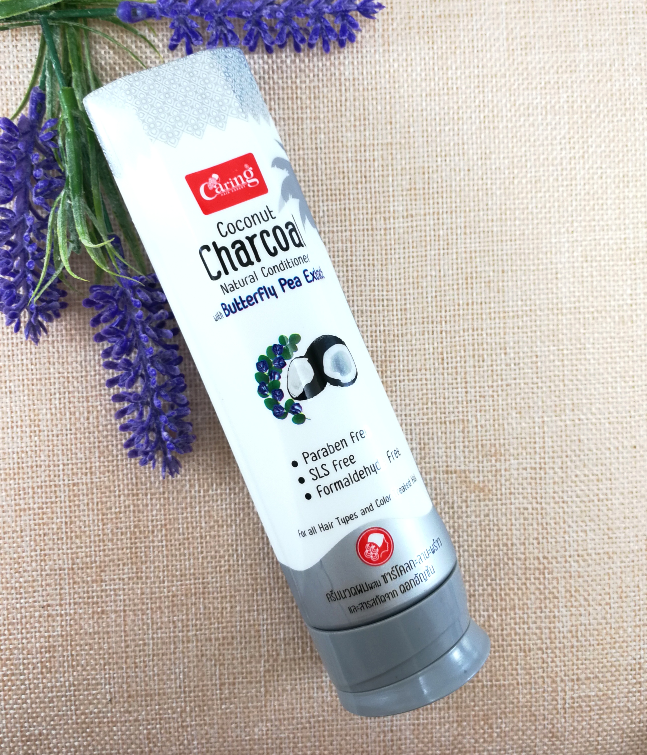 Тайский кондиционер для волос с кокосовым маслом, бамбуковым углем и мотыльковым горошком Coconut Charcoal condicioner caring
